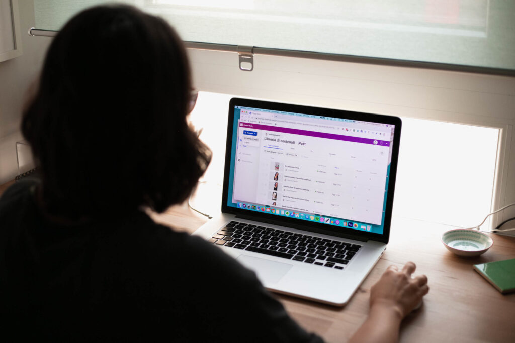 Donna di spalle che lavora al computer