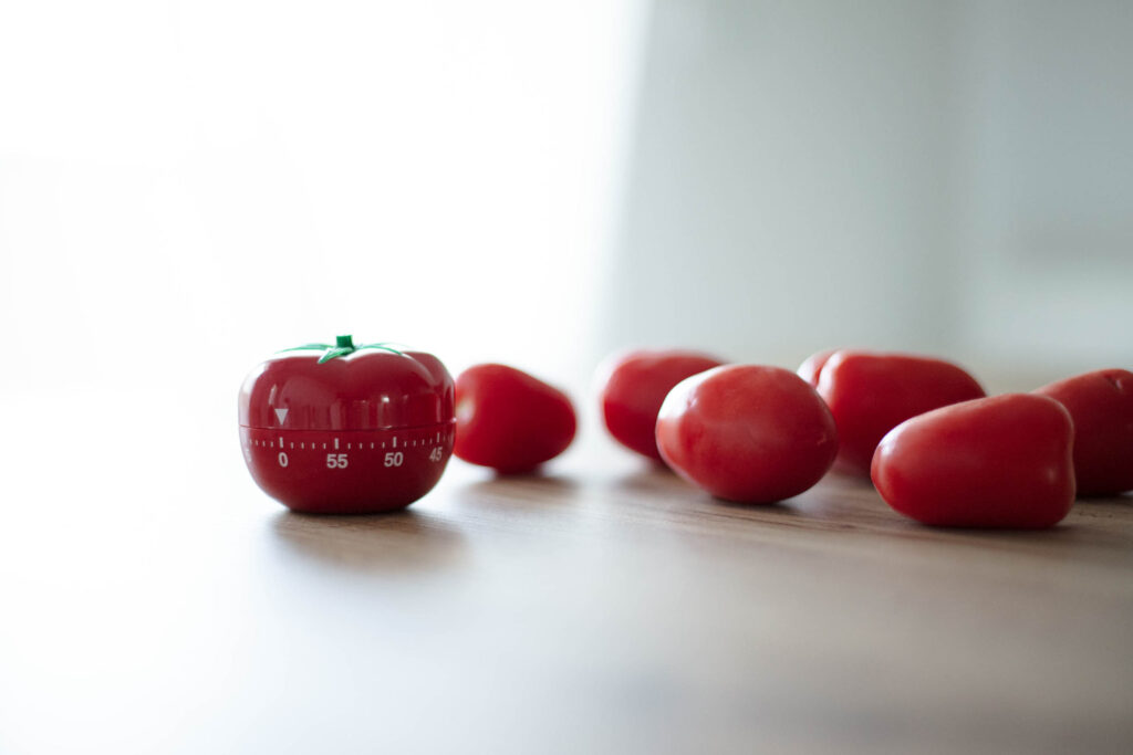 Un timer a forma di pomodori tra tanti pomodori veri