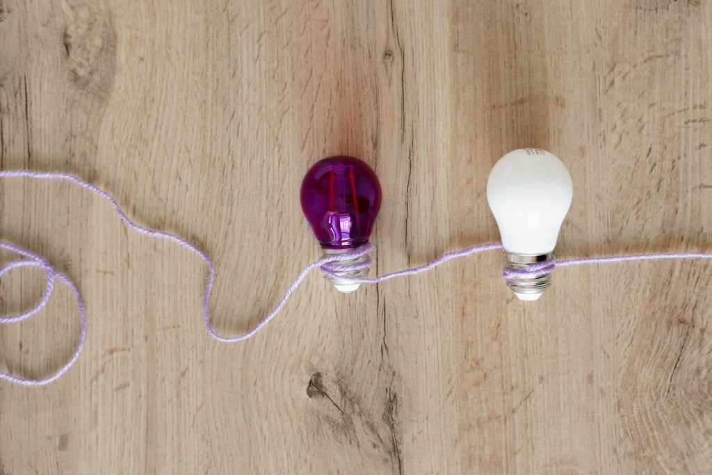 lampadine collegate da un filo come simbolo di idee