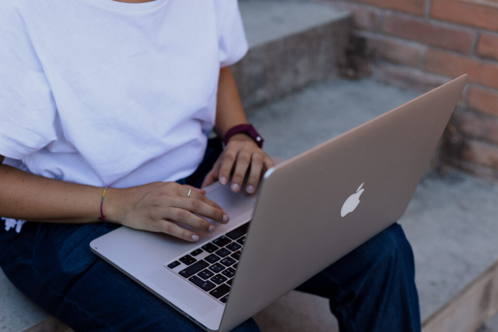 Mani di Chiara che digitano sulla tastiera del Mac portatile