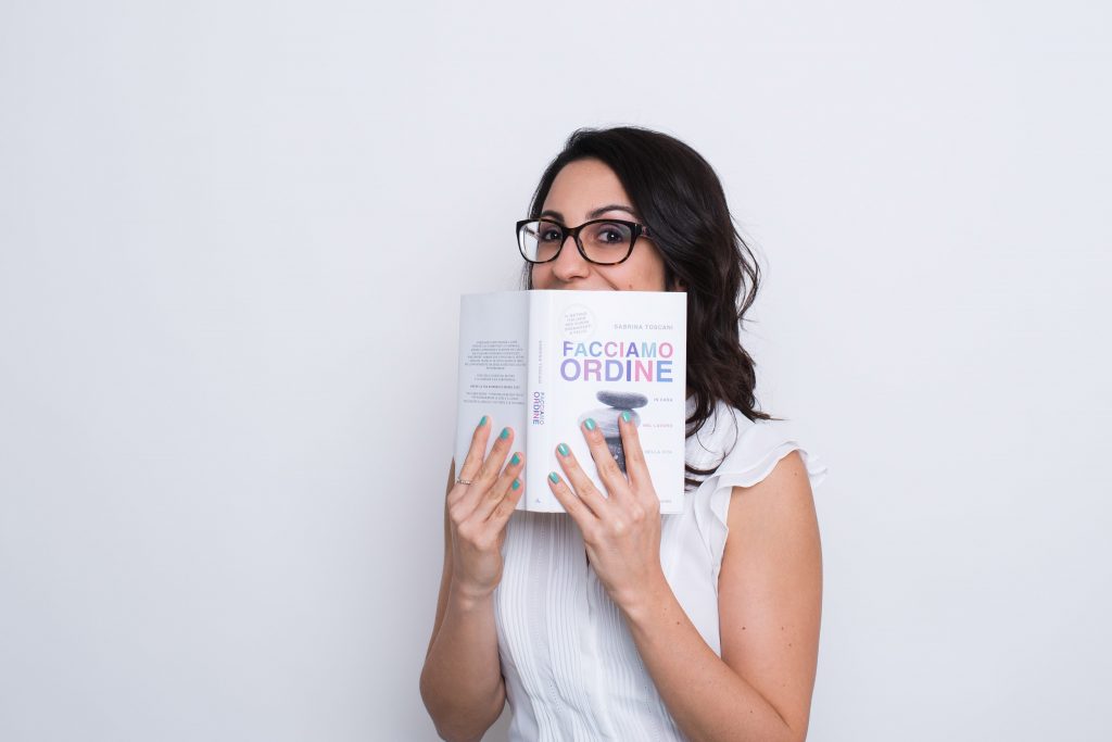 chiara nascosta dietro un libro